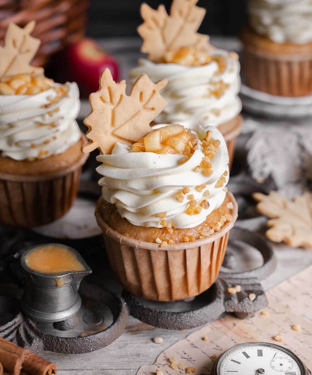 Apfel-Zimt Cupcakes mit Ahorn-Karamell - theslowbaker Apfel-Zimt Cupcakes mit Ahorn-Karamell - theslowbaker