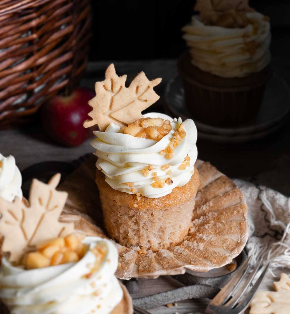 Apfel-Zimt Cupcakes mit Ahorn-Karamell - theslowbaker Apfel-Zimt Cupcakes mit Ahorn-Karamell - theslowbaker