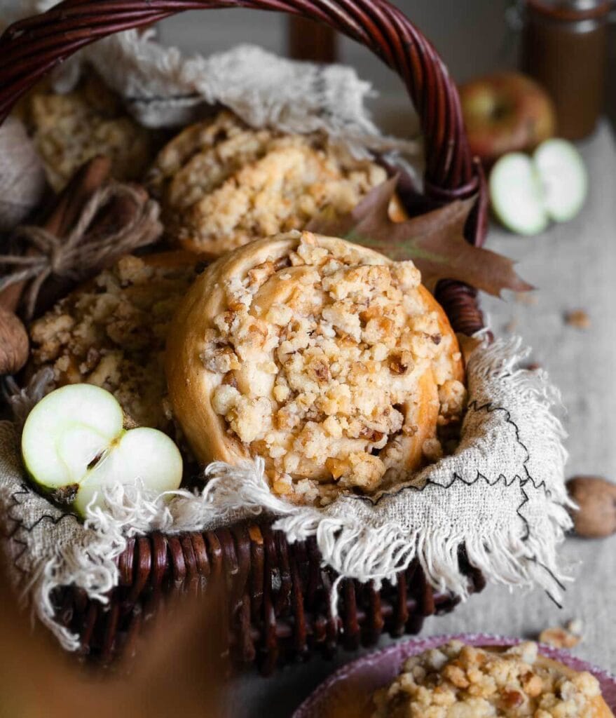 Apfel-Hefeschnecken mit Walnussstreuseln - theslowbaker Apfel-Hefeschnecken mit Walnussstreuseln - theslowbaker