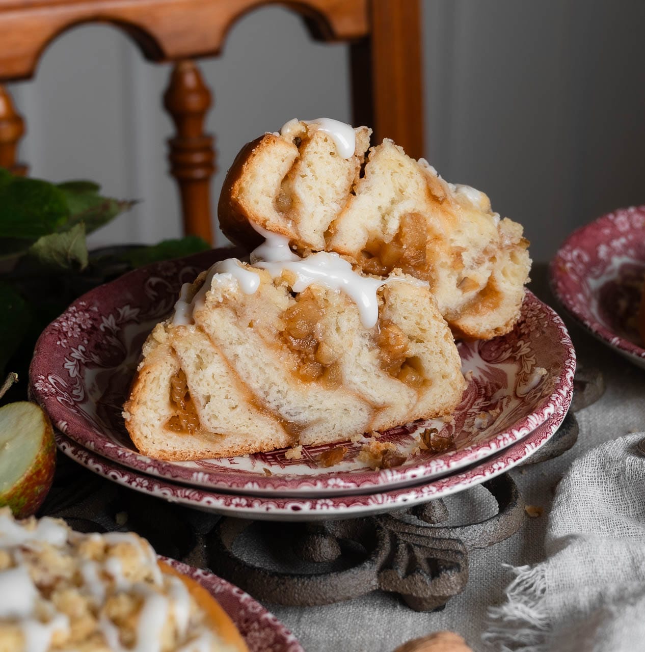 Apfel-Hefeschnecken mit Walnussstreuseln - theslowbaker Apfel-Hefeschnecken mit Walnussstreuseln - theslowbaker